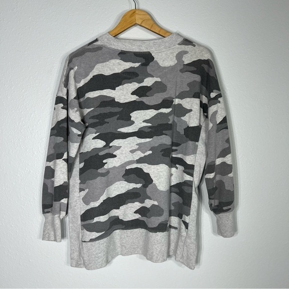 aerie Oversized Camo Side Slit Crew Neck Sweatshirt Women's Small Gray Pullover - Picture 2 of 6